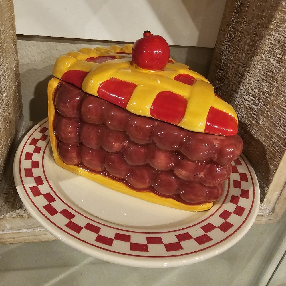 Luna & Sage Ceramic Cherry Pie Dish With Lid